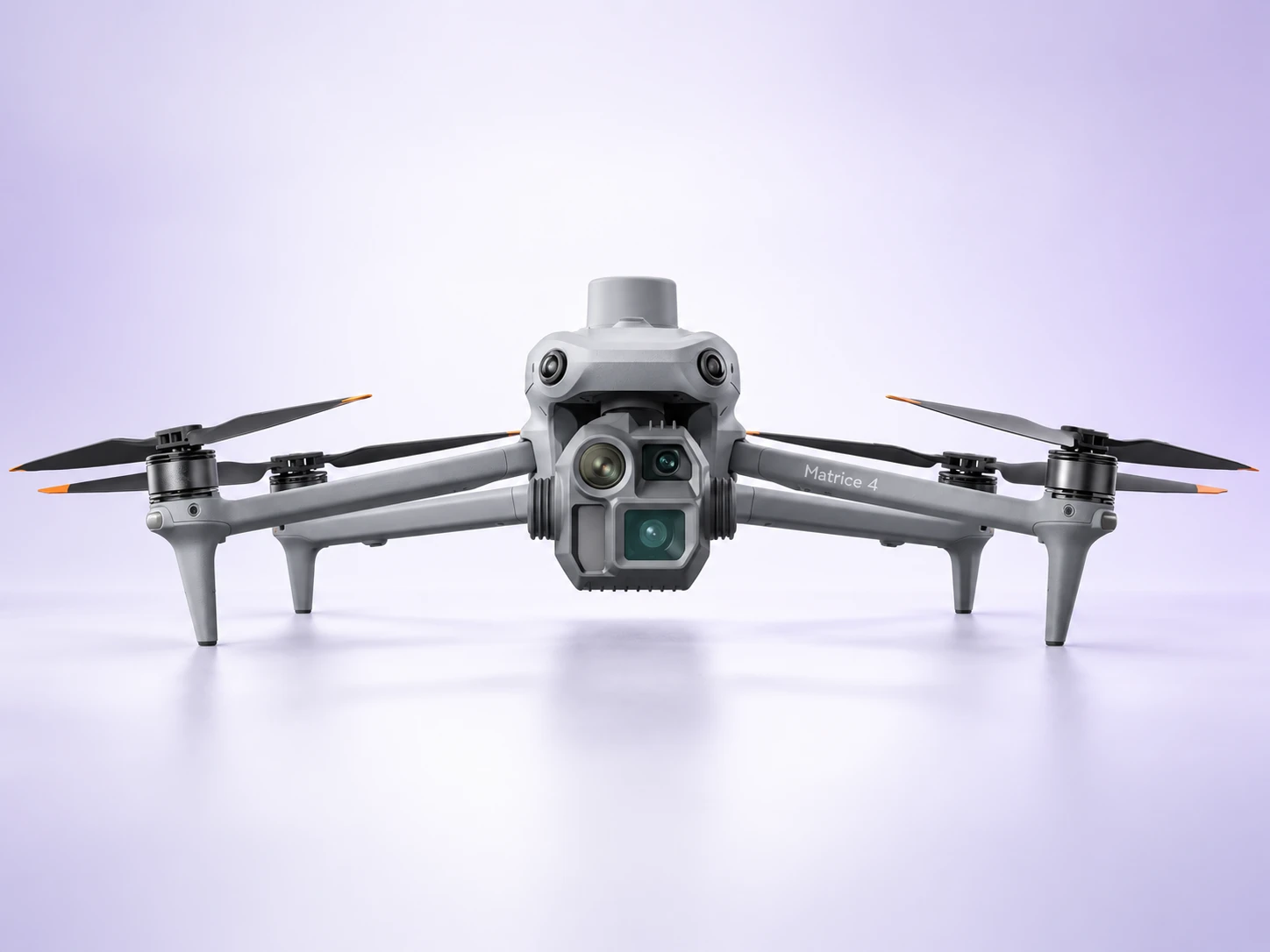 DJI Matrice 4E Enterprise visto de frente, con sus cámaras visibles